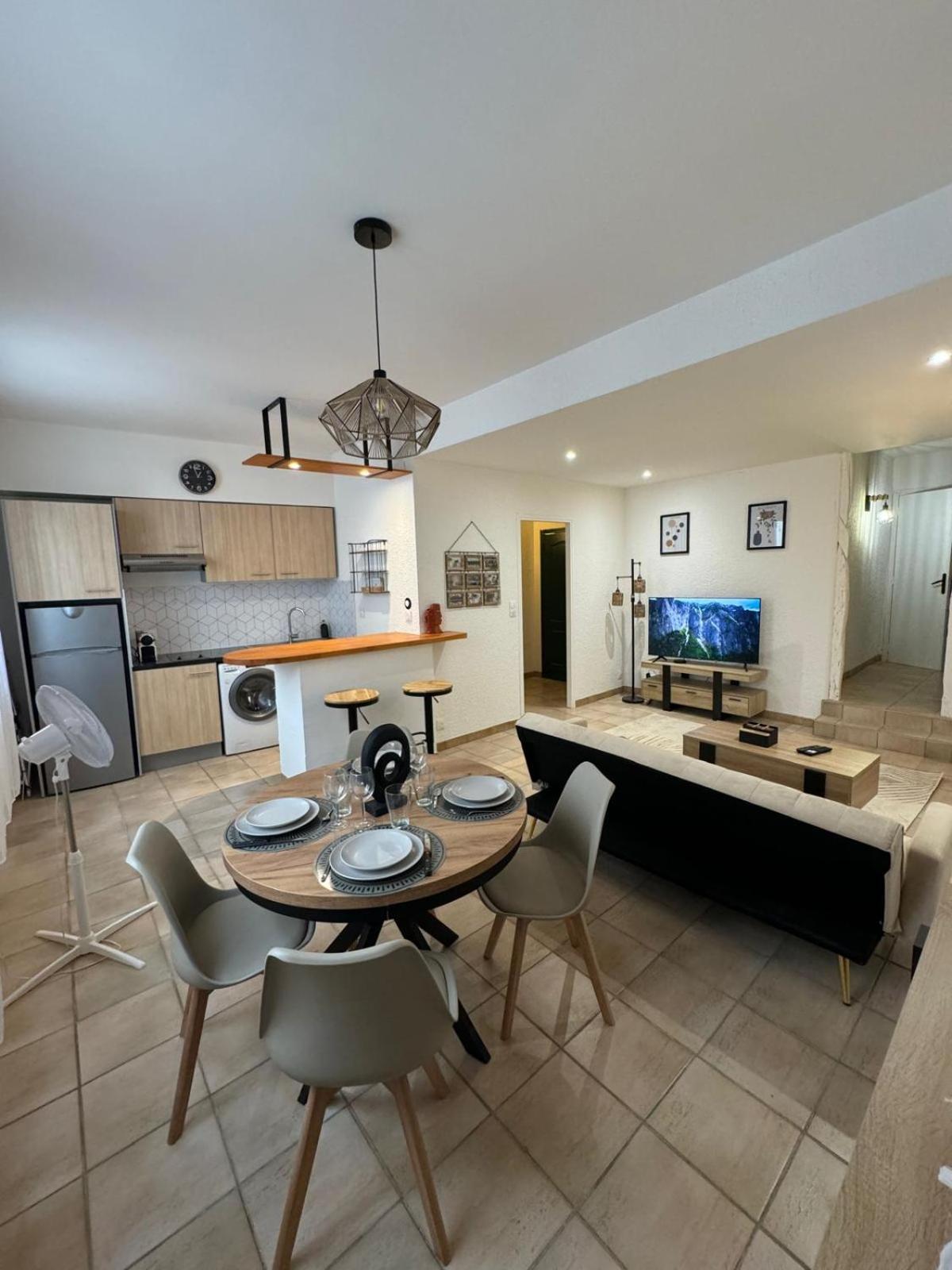 Charmant Appartement En Hypercentre De Кастелнодари Екстериор снимка