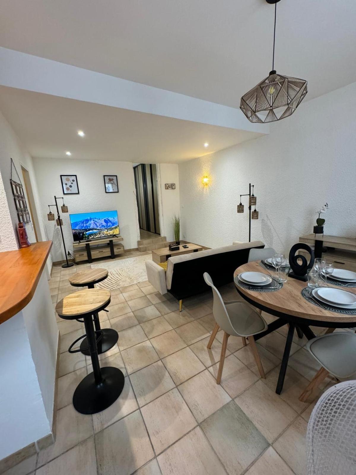 Charmant Appartement En Hypercentre De Кастелнодари Екстериор снимка