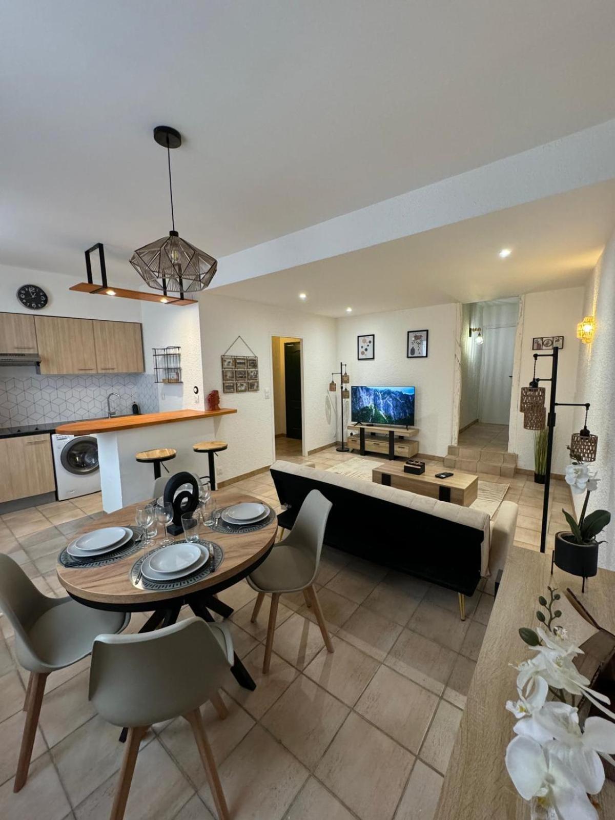Charmant Appartement En Hypercentre De Кастелнодари Екстериор снимка